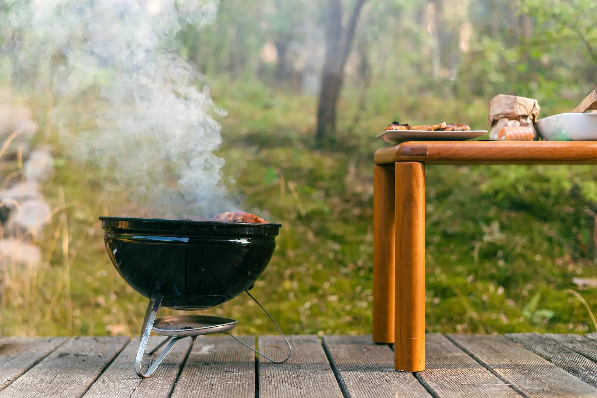 Brasero sur pied avec grille pour barbecue