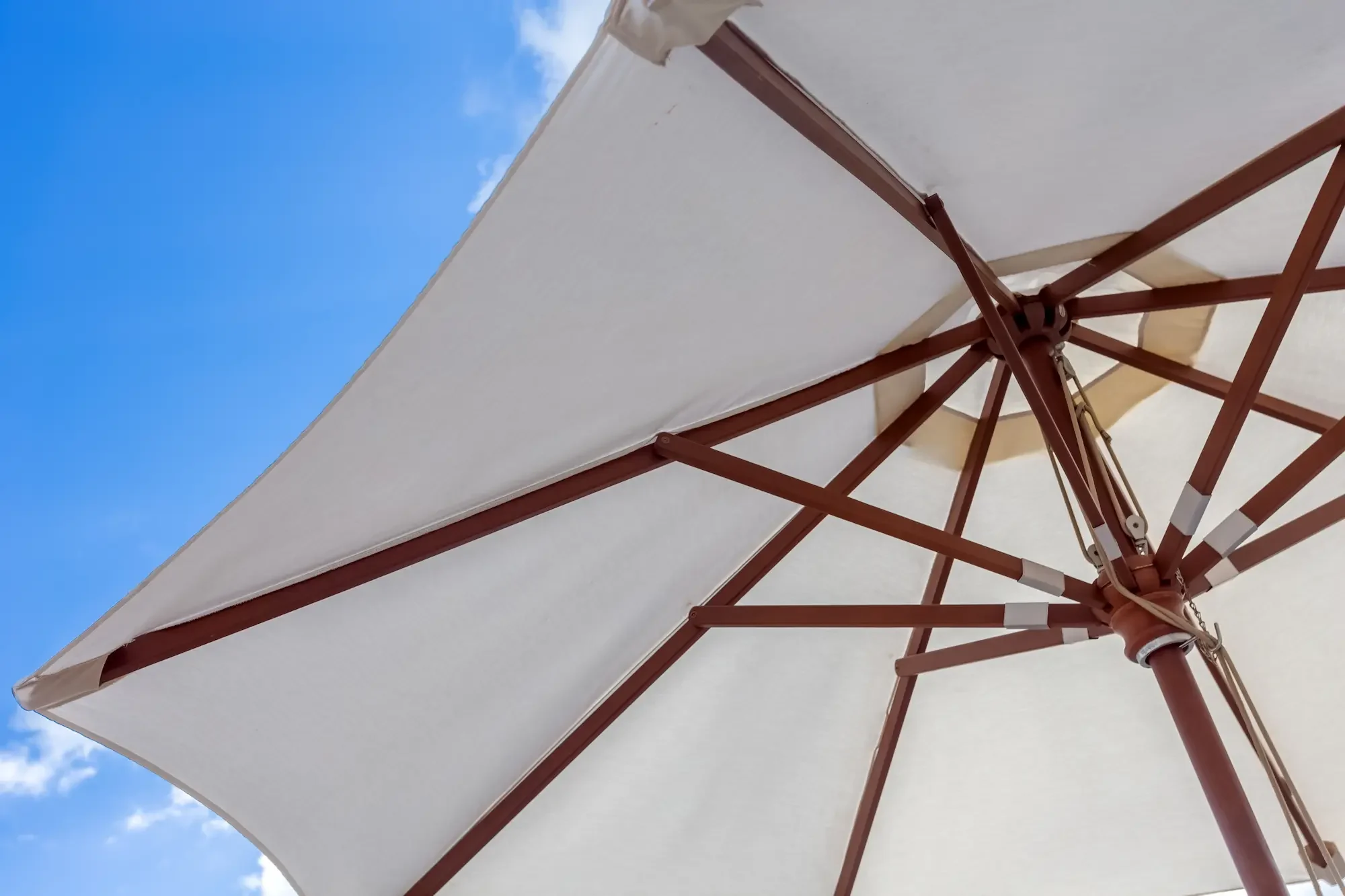 Parasol professionnel avec toile acrylique et structure bois
